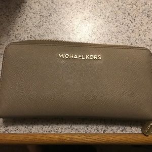 Michael Kors Wallet GREAT condition!