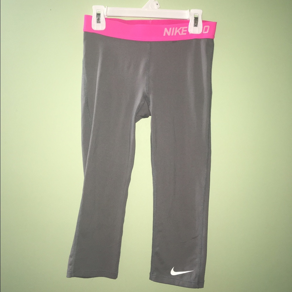 Back to school sale! Nike girls 3/4 length legging