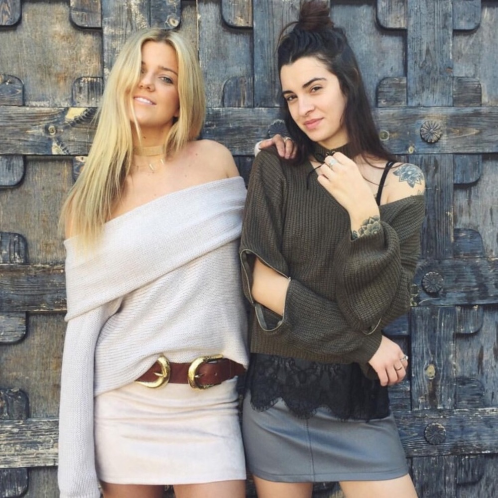 SEEK LF Off Shoulder Sweater