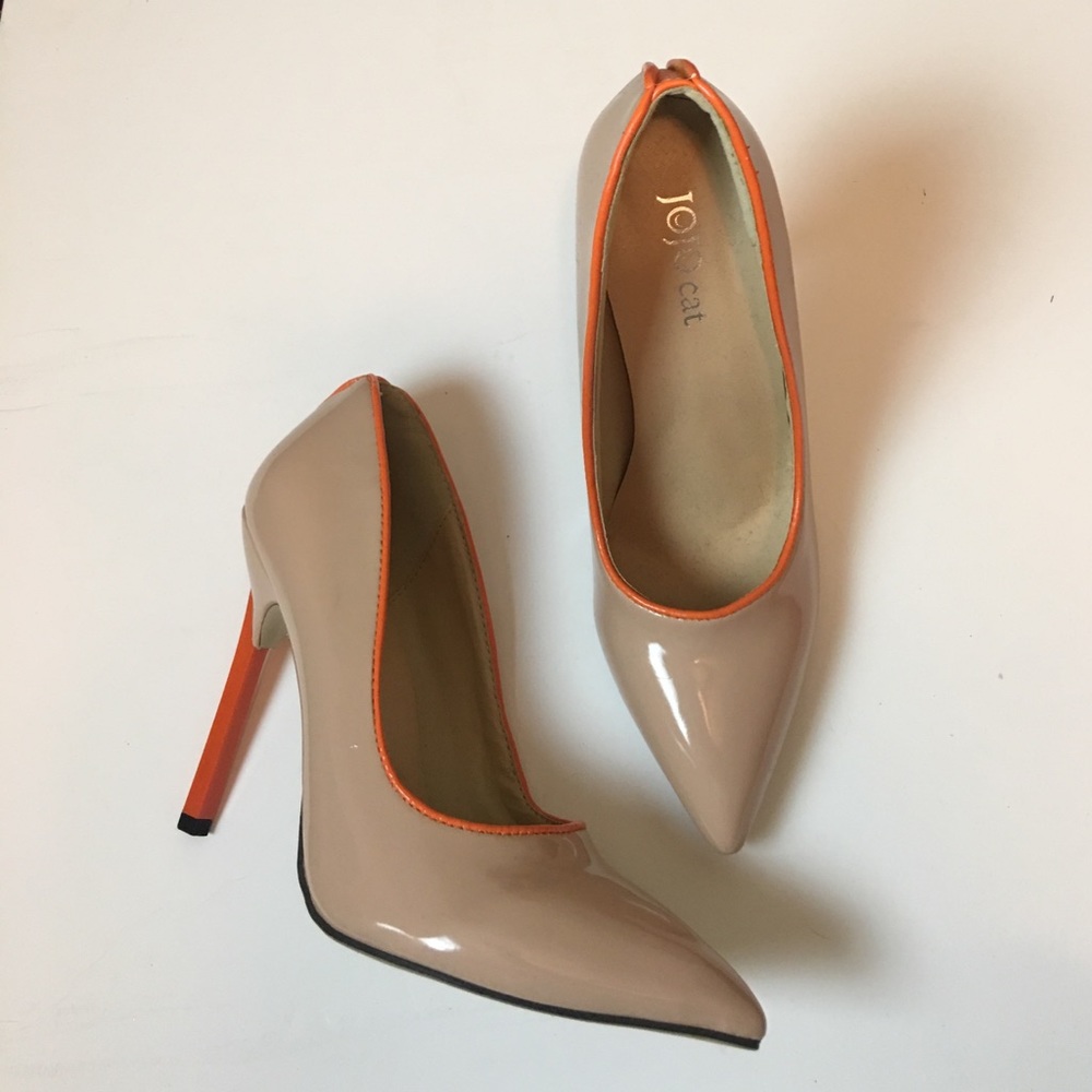 Nude and orange detail pumps