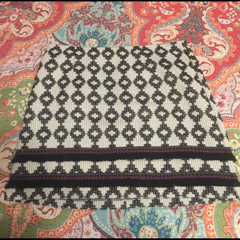 Black and white mini skirt with Aztec print