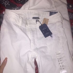 NWT HIGH WAISTED WHITE JEANS | american eagle