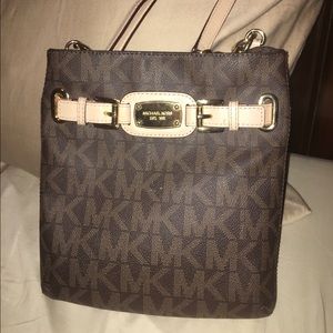 Micheal Kors cross body purse