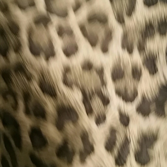 Gray leopard print poncho shirt - Picture 3 of 4