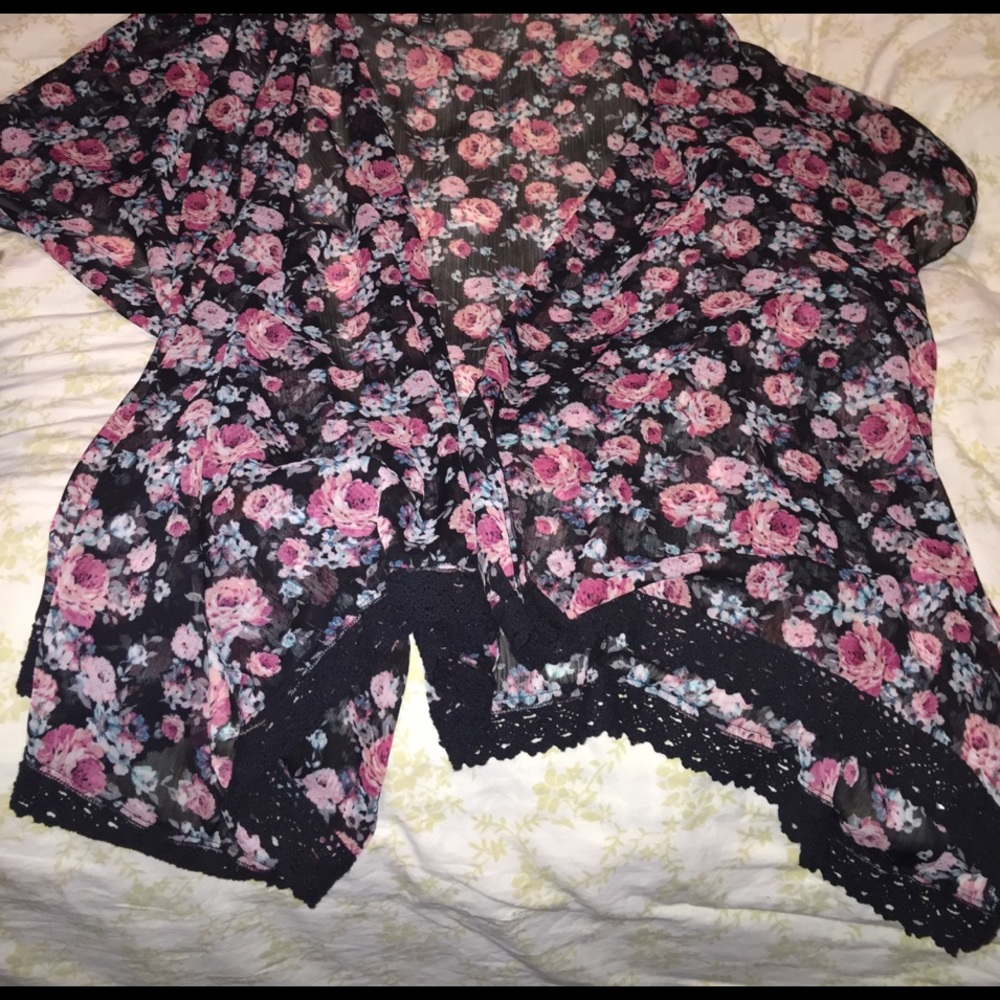 Short sleeved, embroidered, sheer kimono.
