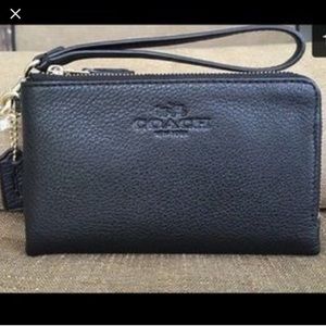 ⚡️⏰ Coach double zip whistler clutch⚡️