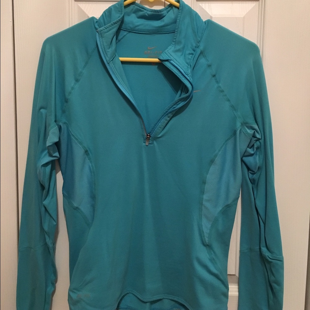 Small blue Nikefit pullover
