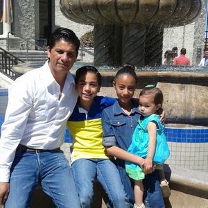 Meet your Posher, Carlos cali