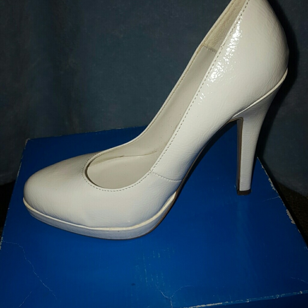 !!!!-->>>WHITE PUMPS!!!!!<-- SEMI NEW!
