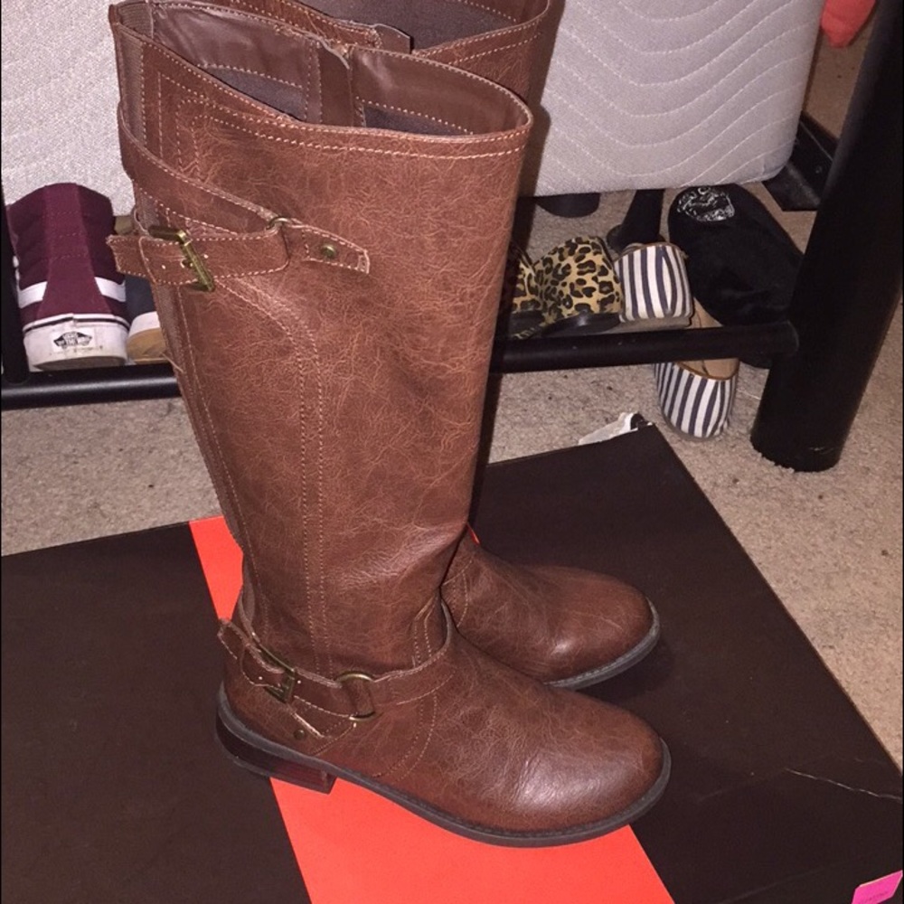 BRAND NEW Guess Boots, Size 7.5