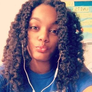 Meet your Posher, Alexis