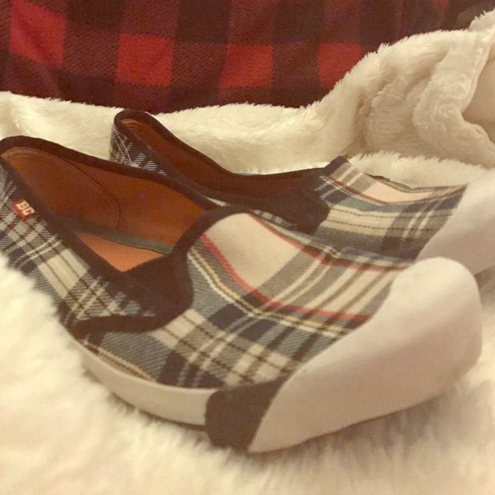 FLASH SALE 🎇Plaid slip-on sneakers! So Cute!!