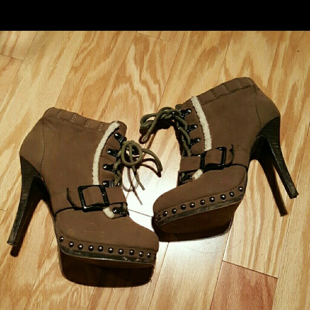 BAKERS size 8 olive heels