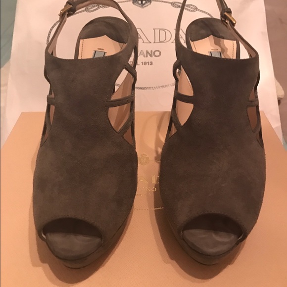 Prada heels. - Picture 2 of 8