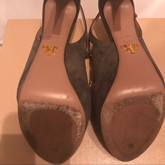 Prada heels. - Picture 3 of 8