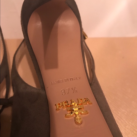 Prada heels. - Picture 4 of 8