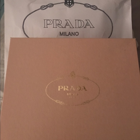 Prada heels. - Picture 6 of 8