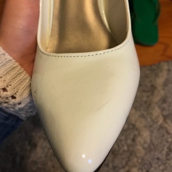 White pointy toed heels - Picture 2 of 4