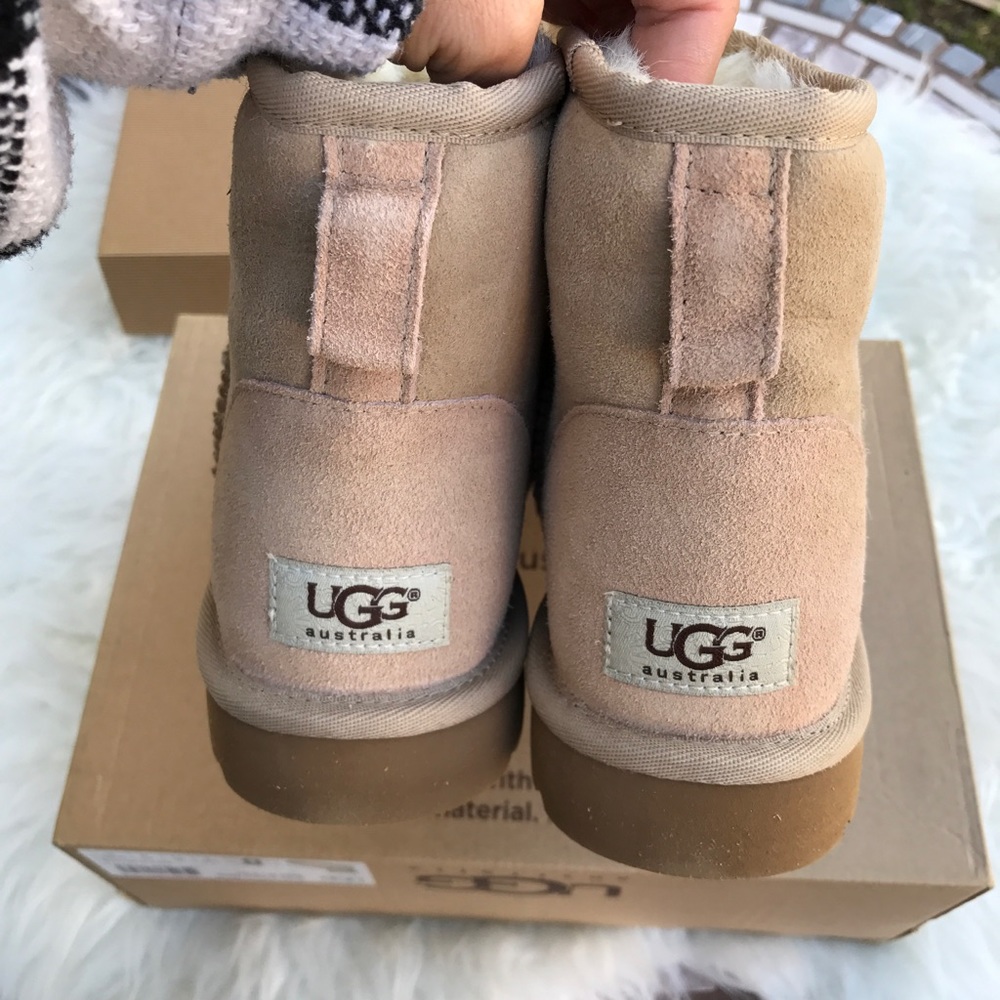 UGG AUTHENTIC CLASSIC MINI SAND BOOTS SZ 7 New - Picture 3 of 5
