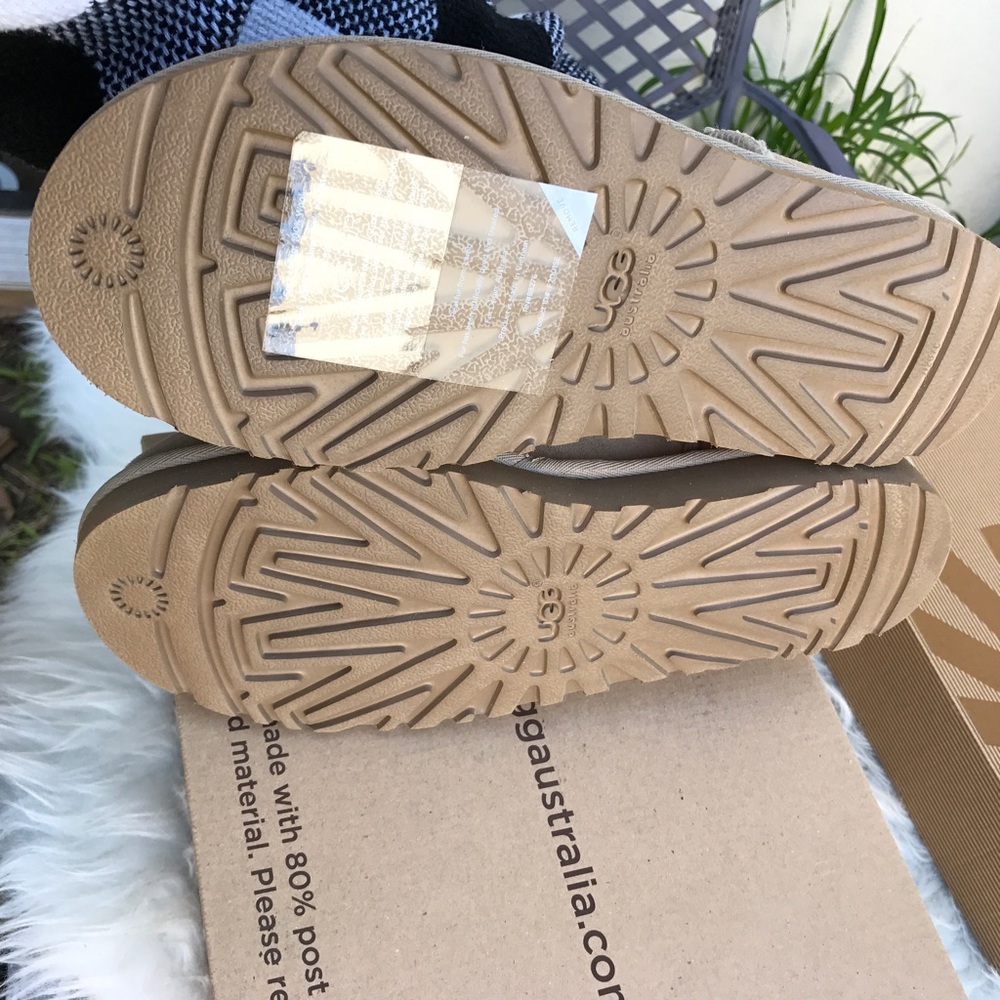 UGG AUTHENTIC CLASSIC MINI SAND BOOTS SZ 7 New - Picture 5 of 5
