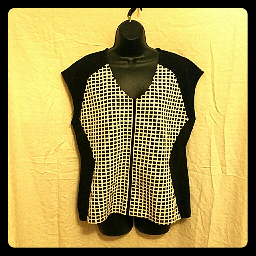 Cute patterned B&W top