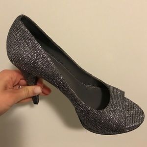 NEW Vera Wang Selima Silver Peep Toe