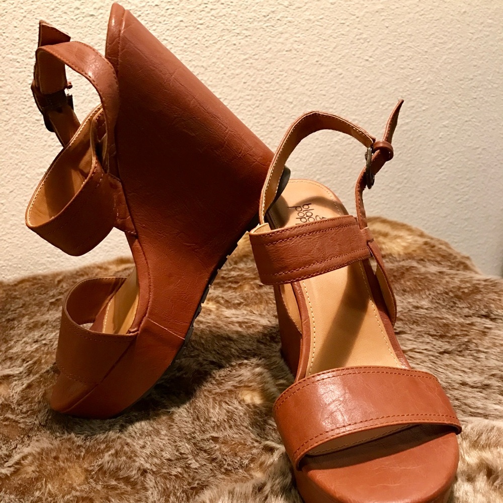 WOMEN'S TAN BLACK POPPY WEDGE SANDLES