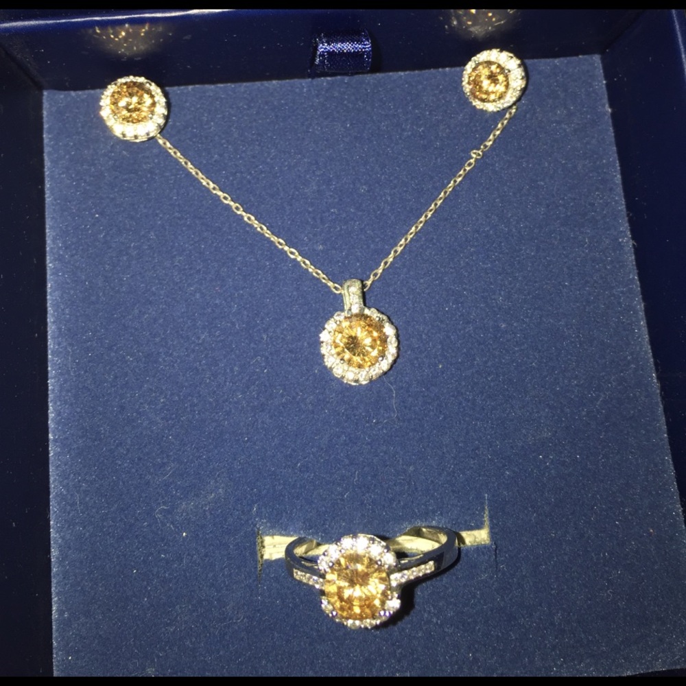 Ring, pendant w necklace, ear rings