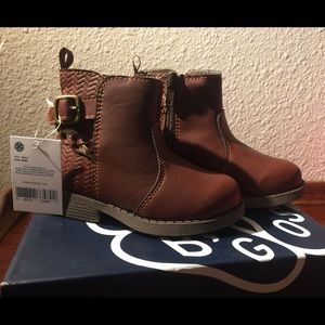 *sold* Bnwt brown. Chelsea boots! Gold braid