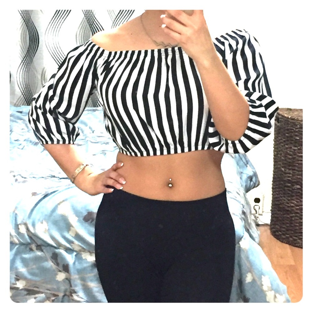 NWT🔥Black & white stripe crop top🔥