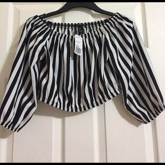 NWT🔥Black & white stripe crop top🔥 - Picture 2 of 5