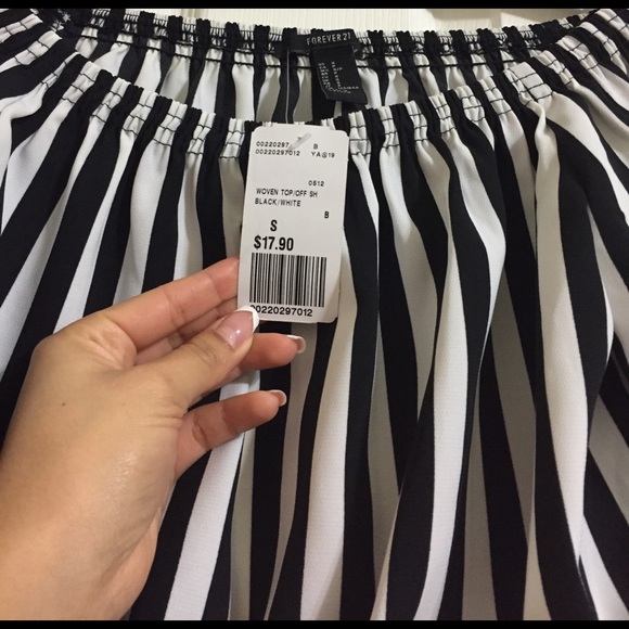 NWT🔥Black & white stripe crop top🔥 - Picture 3 of 5