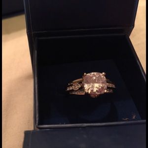 Yellow gold ring with white diamonds