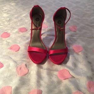 🌼HOT PINK STRAP HEELS🌼