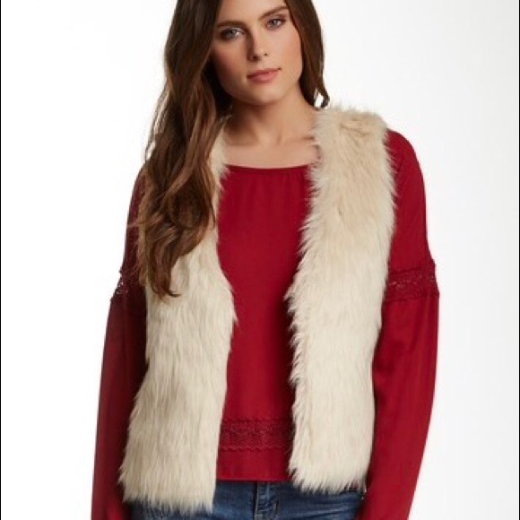 Price⏬Love on a hanger faux fur vest - Picture 2 of 3