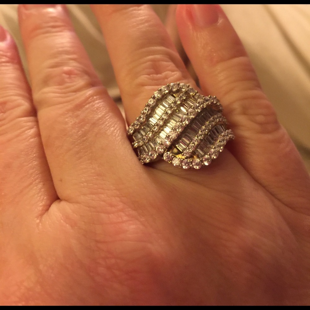 Ster. Silver band with man made white diamonds