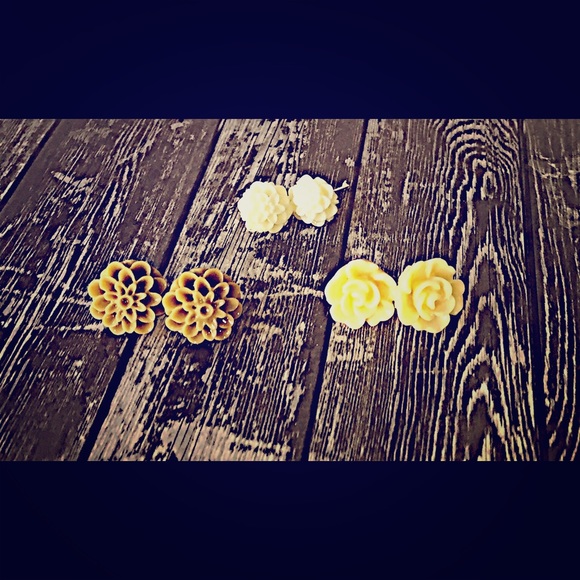 NWOT Flower Cocktail Earring Set of 3 - Picture 1 of 1
