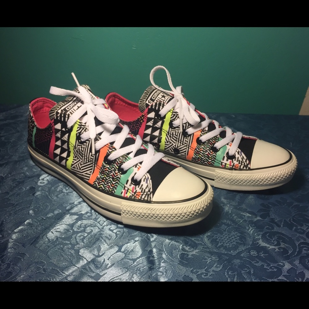 Brand new converse ! Still has box