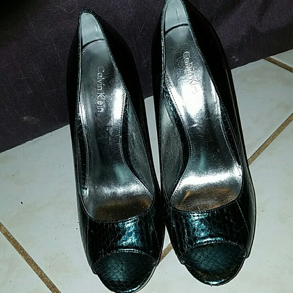 Calvin Klein Green Snakeskin Open Toe Heels - Picture 2 of 4