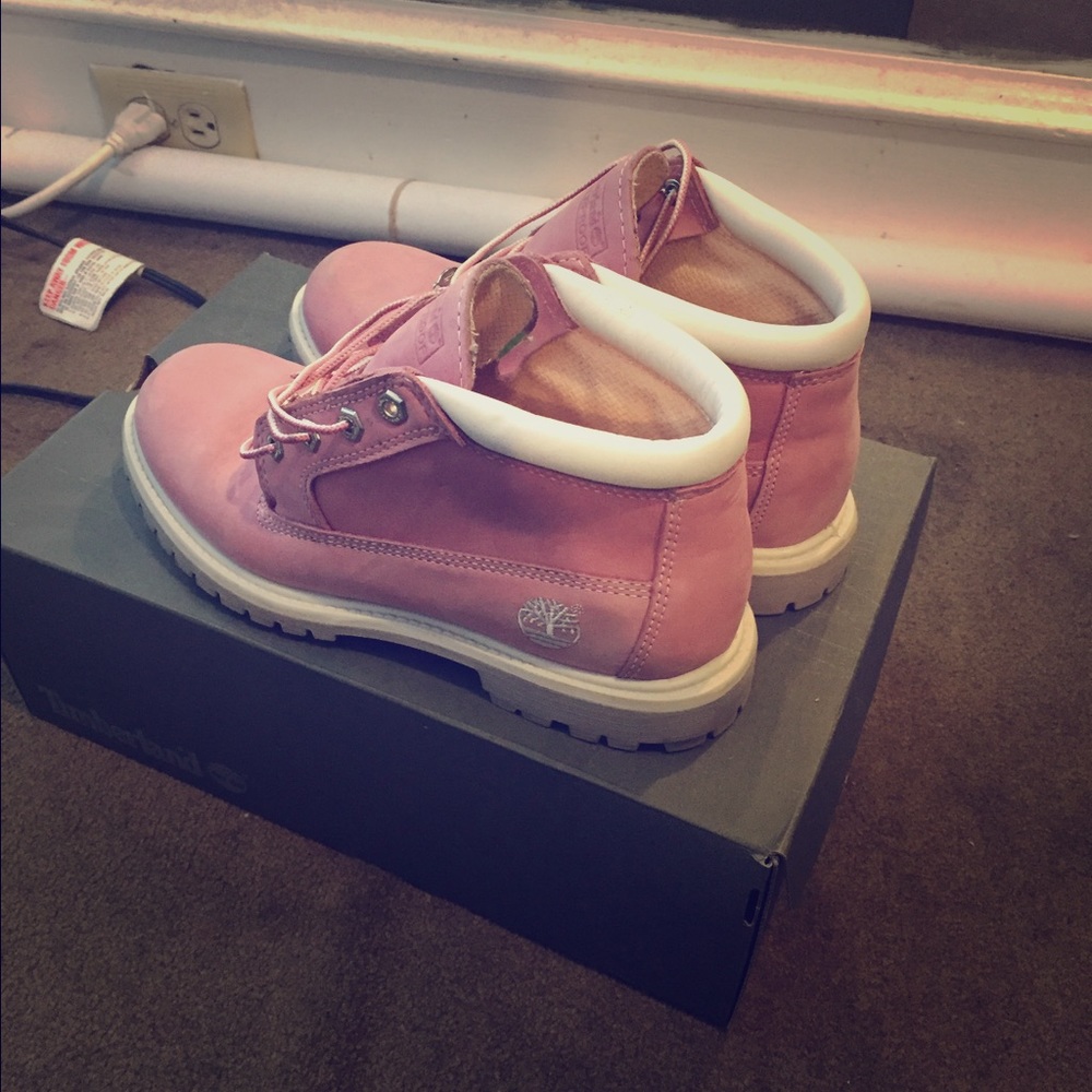 8.5 women's pink timberlands.