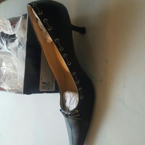 Black pumps Wide width