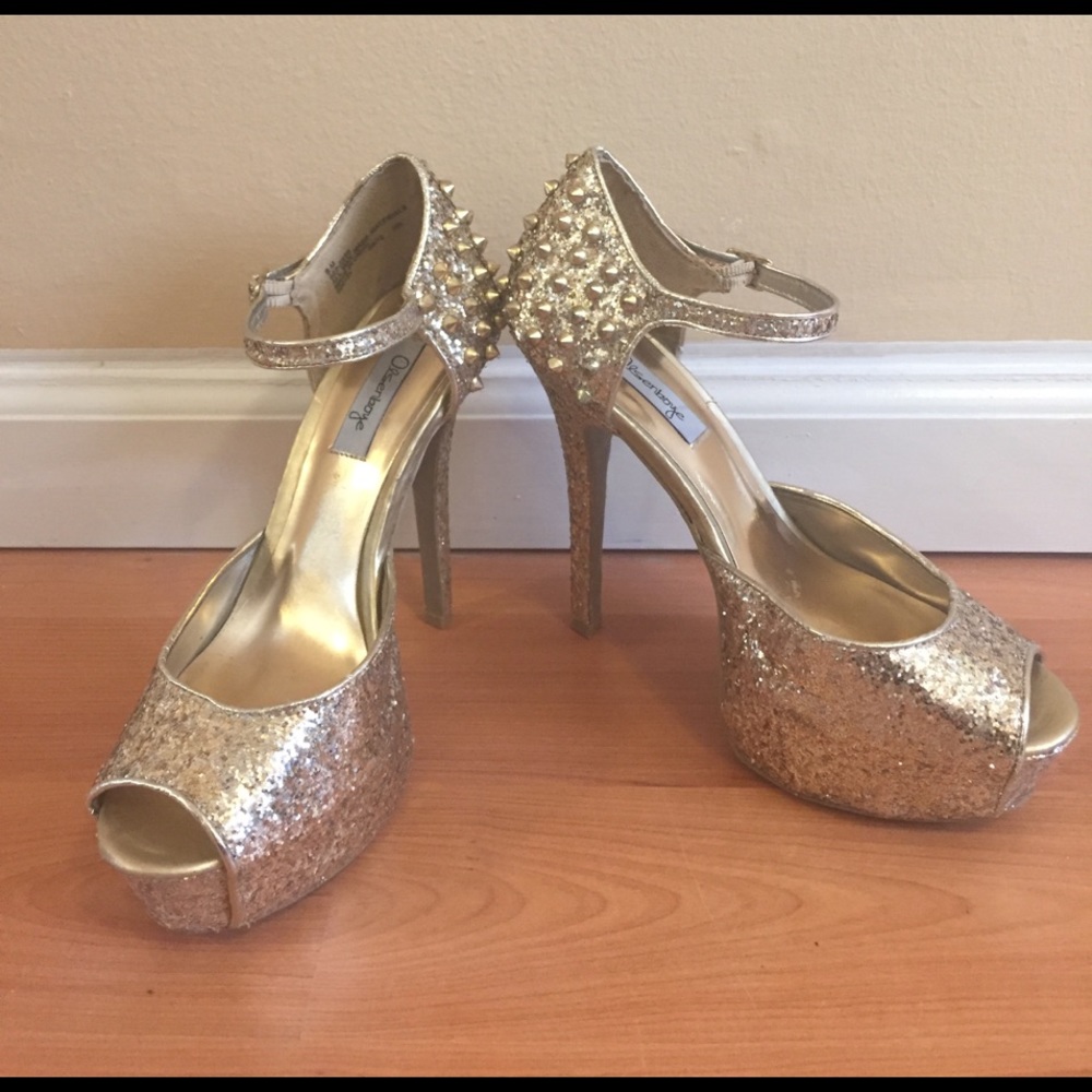 Gold glitter spiked pumps