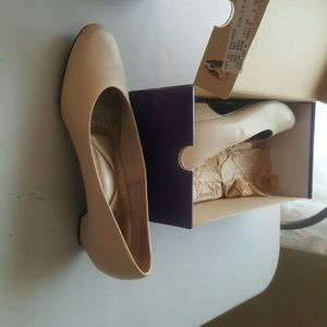 Classic low heeled pumps