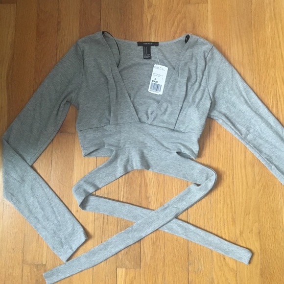 Forever 21 Tops - FINAL SALE ❗️Forever 21 Deep V tie crop top