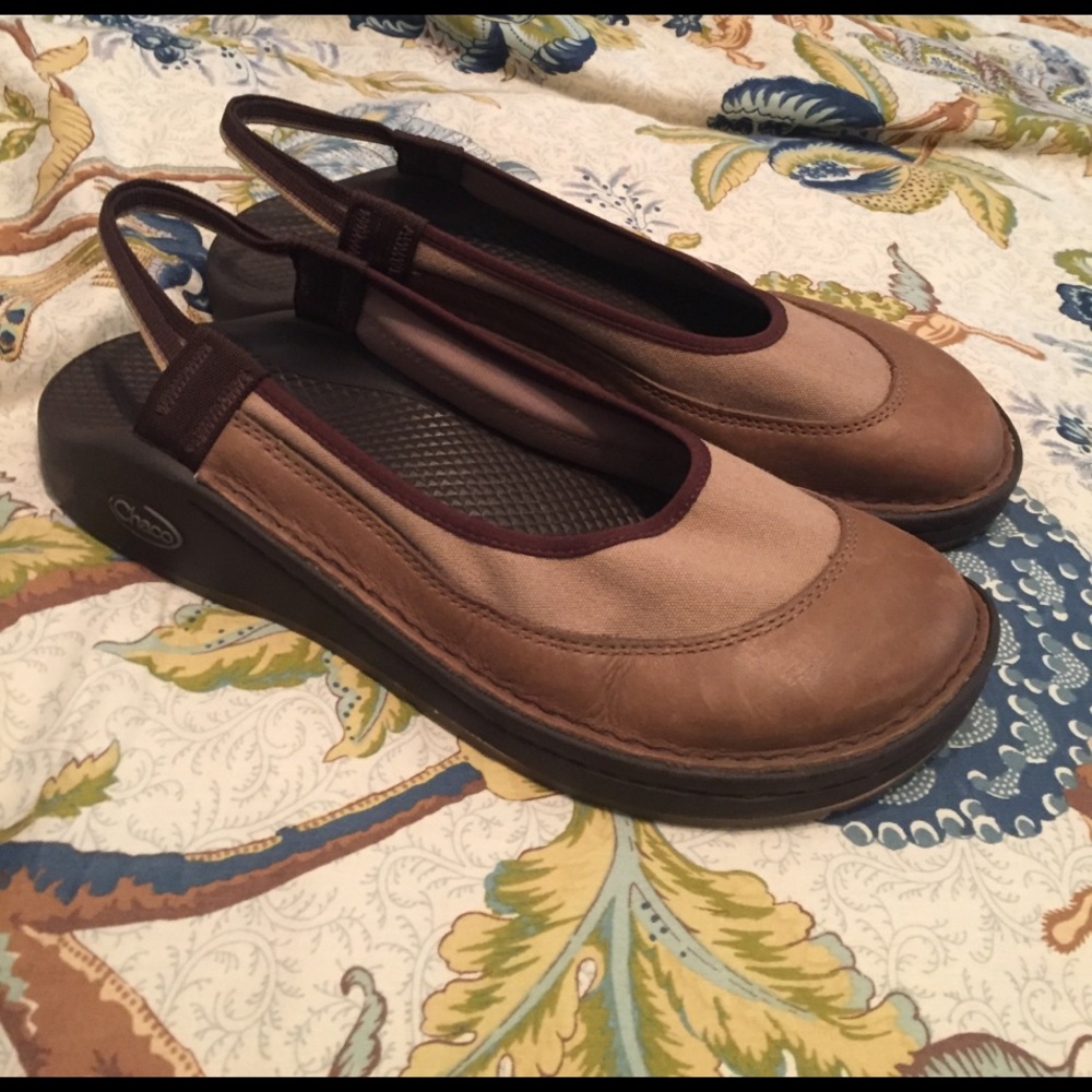 Chaco slingback closed toe shoes
