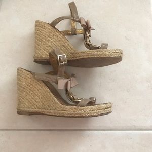 Very cute bow wedge shoes.