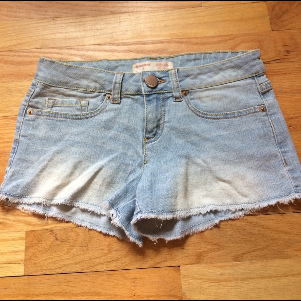 no boundaries light wash shorts.