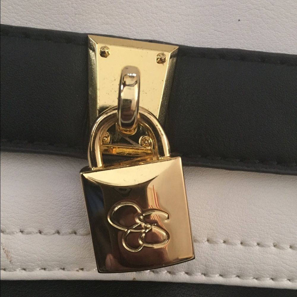 Jessica Simpson Handbag. - Picture 2 of 4
