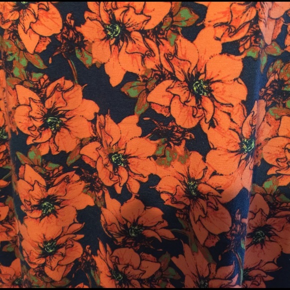 Xl Nwt Lularoe Classic tee - Picture 2 of 3