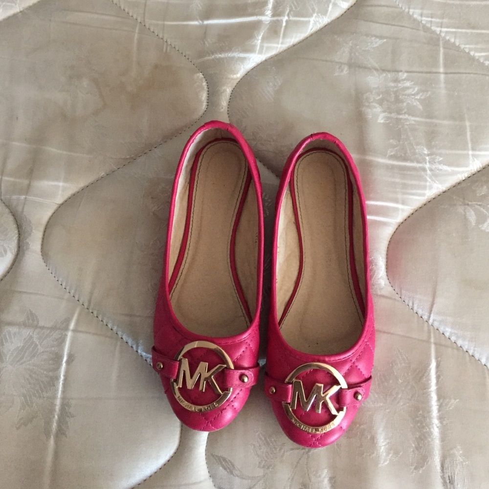 Micheal kors flats :)